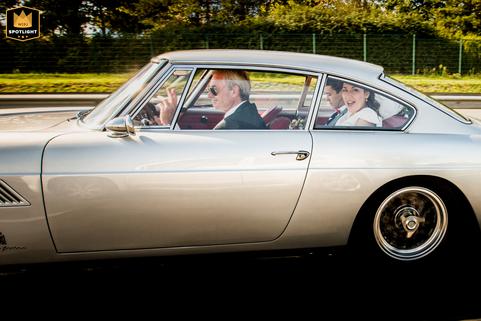 photographe poitiers 86 ferrari avec des mariés dedans par julien chéron photographe de mariage