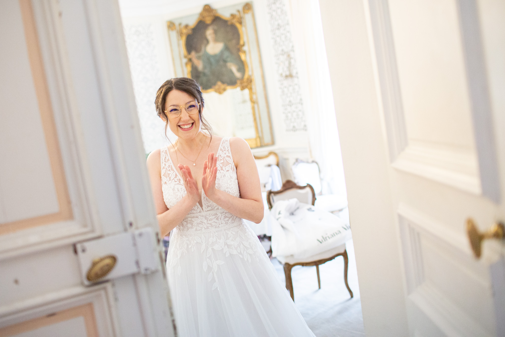 mariee heureuse au chateau de perigny près de poitiers par Julien Cheron photographe mariage